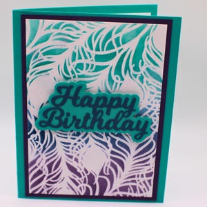 Türkise und lila Feder alles Gute zum Geburtstag - handgemachter Gruß mit erbaulicher Nachricht, Schablonendesign