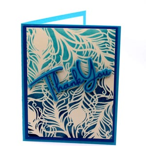 Handgemaakte bedankkaart – ontwerp met blauwe veren met dimensionale tekst, I Will Always Remember Your Kindness, kaartje voor waardering