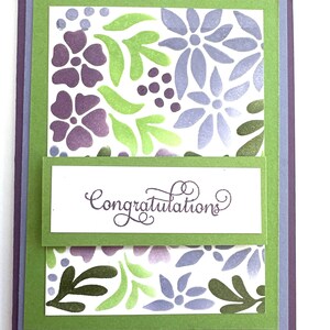 Carte de félicitations faite main - Motif floral en couches violet vert - Élégant voeux au pochoir pour la promotion du mariage de remise des diplômes, enveloppe
