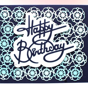 Cartão de aniversário elegante com design de flores de renda e mensagem alegre | Cartão comemorativo feito à mão | Design exclusivo em azul e branco