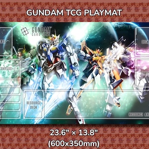 Puede incluir: Tapete de juego Gundam TCG con una ilustración dinámica de mechas Gundam. El tapete incluye áreas designadas para cartas: base, escudos, mazo, descarte y áreas de recursos. Mide 60 x 35 cm.