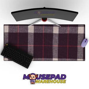 Puede incluir: Una alfombrilla de ratón rectangular grande con un patrón de cuadros burdeos y crema. Un teclado negro y un ratón morado están sobre la alfombrilla. Un monitor curvo está encima de la alfombrilla. La alfombrilla tiene el texto "MOUSEPAD WAREHOUSE".