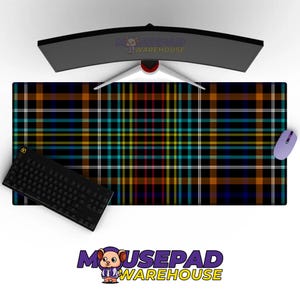 Puede incluir: Una alfombrilla de ratón negra grande con un colorido diseño de cuadros en tonos azules, amarillos, naranjas y rojos. Un teclado negro y un ratón morado están sobre la alfombrilla. El texto "MOUSEPAD WAREHOUSE" es visible.