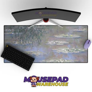 Può includere: Un grande tappetino per mouse rettangolare con un dipinto di ninfee in stile Monet nei toni del blu, verde e bianco. Una tastiera nera e un mouse viola sono sul tappetino. Un monitor curvo è sopra. Il logo Mousepad Warehouse è visibile.
