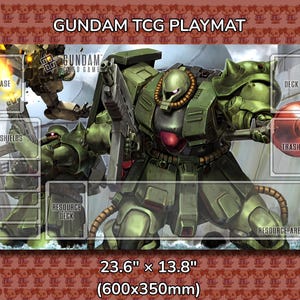 Może przedstawiać: Podkładka do gry Gundam TCG z zielonym mechem z bronią i innymi mechami w tle. Podkładka ma wymiary 60 cm x 35 cm i posiada obszary oznaczone jako "Base", "Shields", "Deck", "Trash", "Resource Deck" i "Resource Area".
