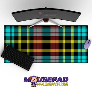 Puede incluir: Una alfombrilla de escritorio rectangular grande con un diseño de cuadros turquesa, amarillo, rojo y negro. Un teclado negro y un ratón morado están sobre la alfombrilla. Un monitor de ordenador curvo está encima de la alfombrilla.
