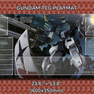 Könnte beinhalten: Gundam TCG Spielmatte mit einer detaillierten Illustration eines Gundam-Roboters. Die Spielmatte hat Bereiche für Karten, darunter "Base", "Shields", "Deck" und "Trash". Maße: 60 cm x 35 cm.