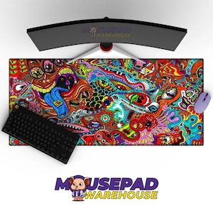 Puede incluir: Una alfombrilla de ratón vibrante y colorida con un diseño psicodélico que presenta caras abstractas, ojos y patrones arremolinados en rojo, azul, amarillo y verde. Un teclado negro y un ratón morado están sobre la alfombrilla. El texto "MOUSEPAD WAREHOUSE" es visible.