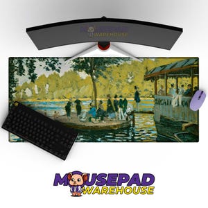Può includere: Un tappetino per scrivania rettangolare con un dipinto impressionista di una scena fluviale con persone su una piccola isola e una barca. Una tastiera nera e un mouse viola sono sul tappetino. Il logo Mousepad Warehouse è in alto e in basso.