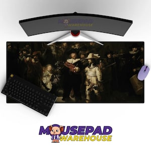 Puede incluir: Una alfombrilla de ratón rectangular grande con una impresión de la pintura "La ronda de noche" de Rembrandt. Un teclado negro y un ratón morado están en los lados izquierdo y derecho. El logotipo de Mousepad Warehouse está arriba y abajo.