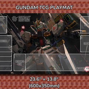 Może przedstawiać: Podkładka do gry Gundam TCG z szczegółową ilustracją robota Gundam. Podkładka ma wyznaczone obszary na karty, w tym "Base", "Shields", "Deck" i "Trash". Wymiary to 60 x 35 cm.