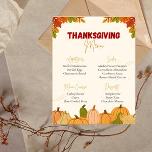 Op de afbeelding: Thanksgiving-menukaart met een crèmekleurige achtergrond, met een decoratieve rand van herfstbladeren. Het menu bevat voorgerechten, hoofdgerechten, bijgerechten en desserts, waaronder kalkoenborst, pompoentaart en cranberrysaus. Pompoenen zijn onderaan afgebeeld.
