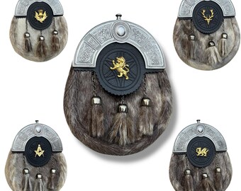 Könnte beinhalten: Fünf schottische Sporrane mit verschiedenen Wappen. Jeder Sporran hat einen Pelzkörper, einen silberfarbenen Cantle, eine schwarze Lederklappe und dekorative Quasten. Die Wappen zeigen einen Löwen, einen Hirsch, einen Adler, einen Drachen und ein Freimaurersymbol.