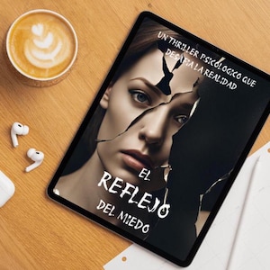 Puede incluir: Una tableta mostrando la portada de un libro con el rostro de una mujer partido a la mitad. El título del libro es "El Reflejo Del Miedo" y el texto de arriba dice "Un thriller psicológico que desafía la realidad".