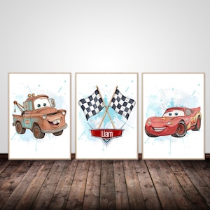 Könnte beinhalten: Set aus drei gerahmten Drucken mit Cartoon-Autos und Rennflaggen. Ein Druck zeigt einen rostigen Abschleppwagen, ein anderer hat karierte Flaggen mit einem Banner "Liam", und der dritte zeigt ein rotes Rennauto. Jeder Druck hat einen blauen Aquarellhintergrund.