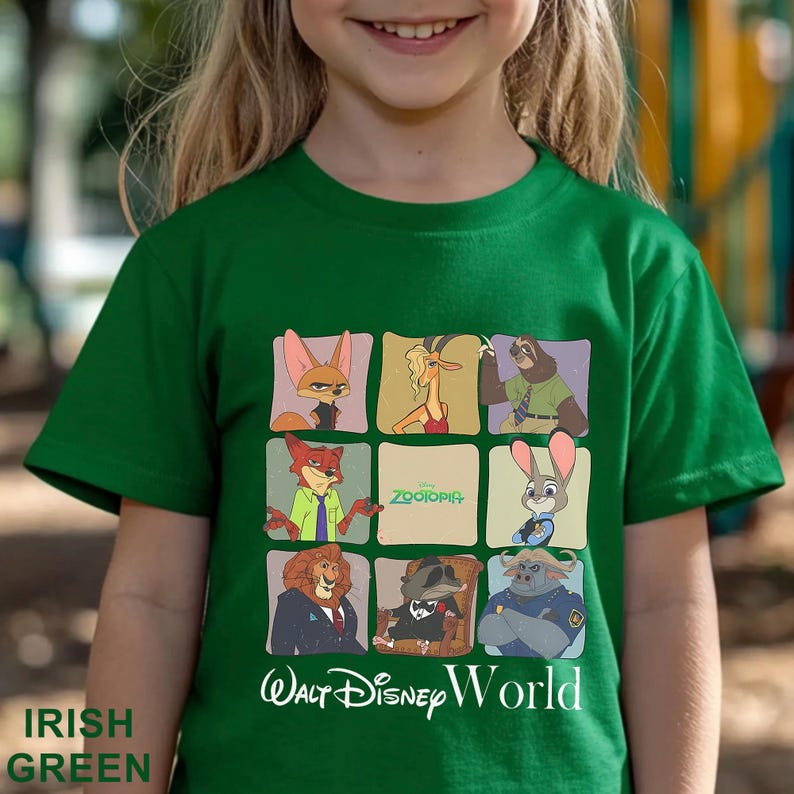 Puede incluir: Camiseta verde irland&eacute;s con una cuadr&iacute;cula de personajes de Zootopia. La camiseta incluye el texto "Zootopia" y "Walt Disney World" en blanco. La camiseta est&aacute; hecha de un material suave.
