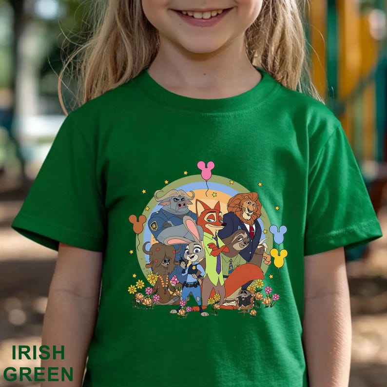 Puede incluir: Camiseta verde irland&eacute;s con un dise&ntilde;o gr&aacute;fico colorido de personajes de animales animados, incluyendo un zorro y un conejo. El dise&ntilde;o incluye un arco&iacute;ris y elementos florales. El texto "IRISH GREEN" est&aacute; en la parte inferior.