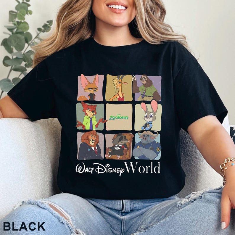 Puede incluir: Camiseta negra con un gr&aacute;fico colorido de personajes de la pel&iacute;cula de Disney Zootopia. El dise&ntilde;o incluye el texto "Zootopia" y "Walt Disney World". La palabra "BLACK" est&aacute; impresa en la parte inferior.