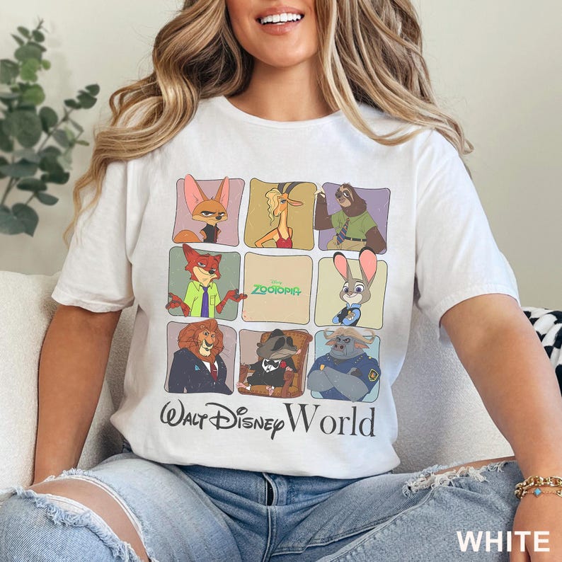 Puede incluir: Camiseta blanca con un dise&ntilde;o de cuadr&iacute;cula que muestra personajes de Zootopia, como Nick Wilde y Judy Hopps. La camiseta tambi&eacute;n muestra el texto "Zootopia" y "Walt Disney World". La camiseta est&aacute; hecha de un material suave.