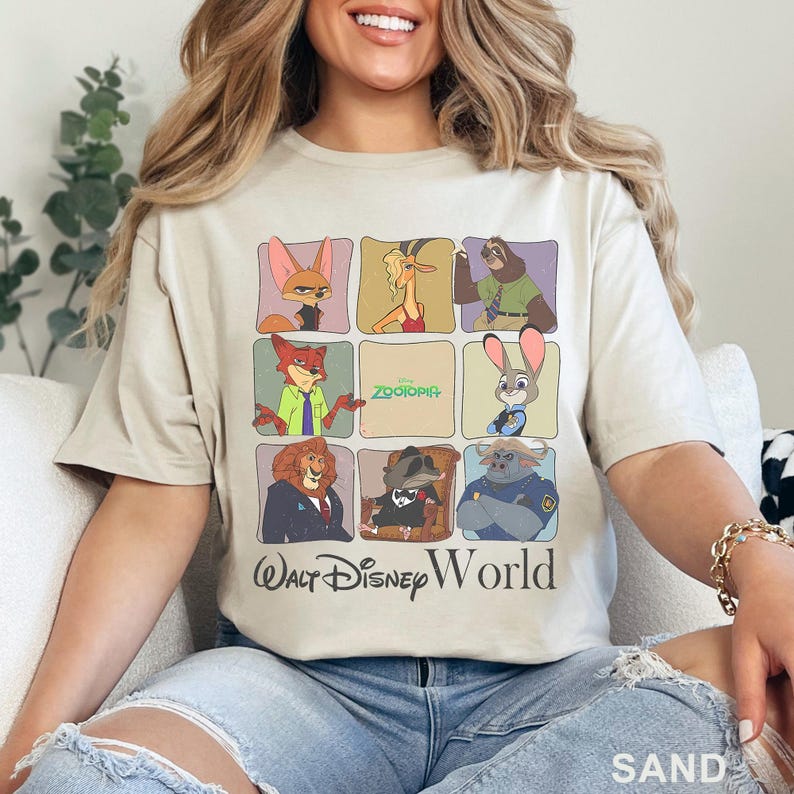 Puede incluir: Camiseta color arena con una cuadr&iacute;cula de personajes de Zootopia. La camiseta incluye im&aacute;genes de Nick Wilde, Judy Hopps y otros personajes de la pel&iacute;cula de Disney. Las palabras "ZOOTOPIA" y "Walt Disney World" tambi&eacute;n est&aacute;n impresas en la camiseta.