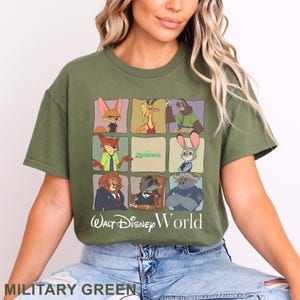 Puede incluir: Camiseta verde militar con una cuadr&iacute;cula de personajes de Zootopia y el logotipo de Walt Disney World. El dise&ntilde;o incluye im&aacute;genes de dibujos animados de varios animales de la pel&iacute;cula. La camiseta est&aacute; hecha de un material suave.