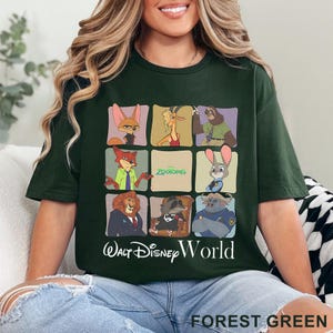 Puede incluir: Camiseta verde bosque con una cuadr&iacute;cula de personajes de Zootopia. La camiseta incluye el texto "Zootopia" y "Walt Disney World" en blanco. La camiseta est&aacute; hecha de un material suave.