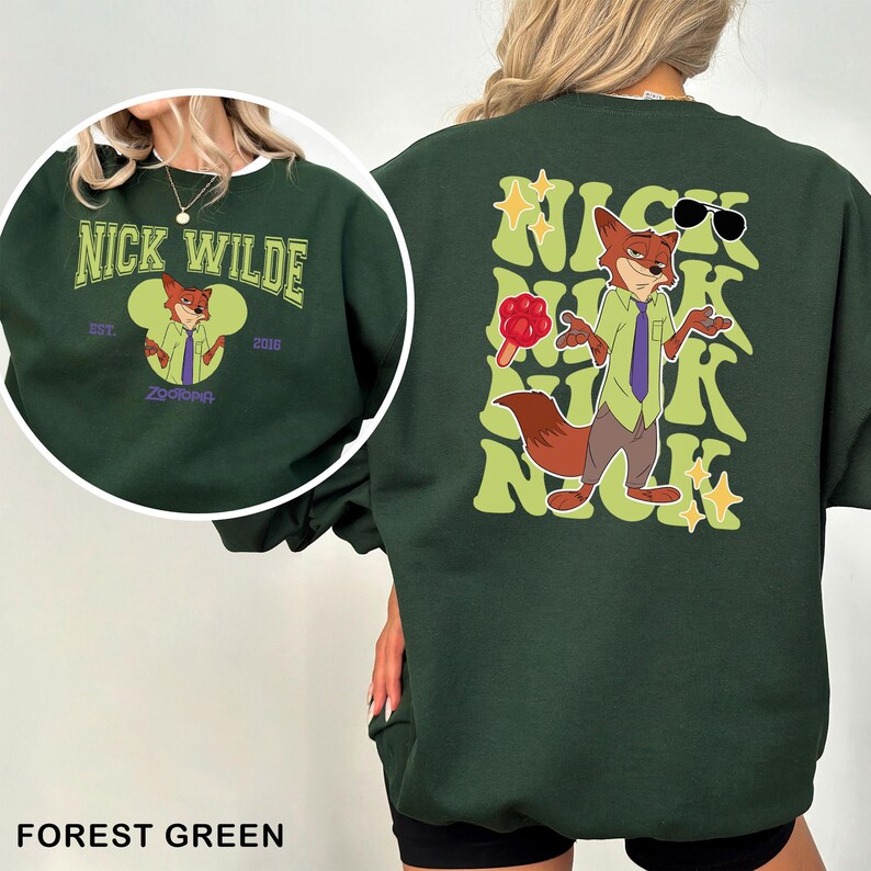 Puede incluir: Sudadera verde bosque con un gr&aacute;fico de Nick Wilde de Zootopia. La parte delantera tiene un dise&ntilde;o circular con texto y una ilustraci&oacute;n de zorro. La parte trasera muestra un gr&aacute;fico m&aacute;s grande de Nick Wilde con gafas de sol y texto. La sudadera es de cuello redondo.