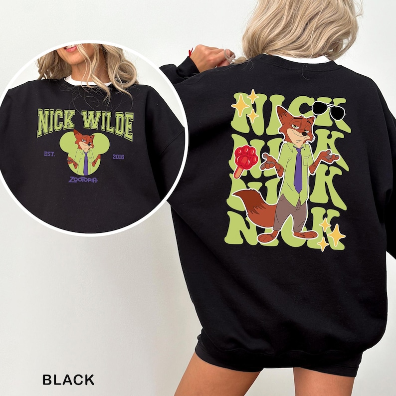 Puede incluir: Sudadera negra con Nick Wilde de Zootopia. La parte delantera muestra "Nick Wilde" y un zorro de dibujos animados. La parte trasera presenta un gr&aacute;fico m&aacute;s grande de Nick Wilde con gafas de sol y una piruleta, rodeado de su nombre.