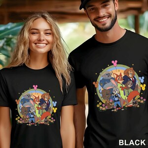 Puede incluir: Camisetas negras con un gr&aacute;fico de dibujos animados de personajes de animales, incluyendo un zorro, un le&oacute;n y un conejo. La palabra "BLACK" est&aacute; impresa en blanco en la parte inferior de la camiseta.