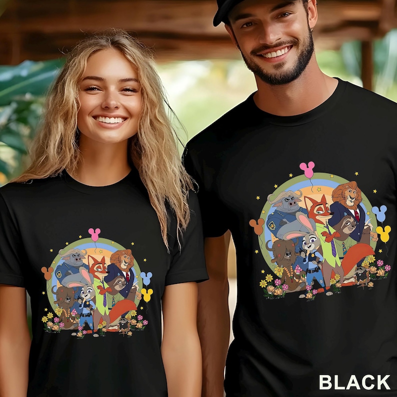 Puede incluir: Camisetas negras con un gr&aacute;fico de dibujos animados de personajes de animales, incluyendo un zorro, un le&oacute;n y un conejo. La palabra "BLACK" est&aacute; impresa en blanco en la parte inferior de la camiseta.