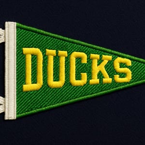 Broderilapp i vintagestil med "DUCKS" – Grön vimpelflagga – Digital maskinbroderifil
