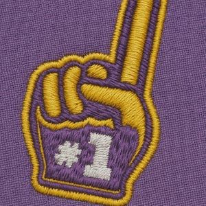 Op de afbeelding: Paarse stof met een geel en paars geborduurde foam finger. De foam finger heeft een gele omlijning en het nummer "#1" in wit. De achtergrond is effen paars.