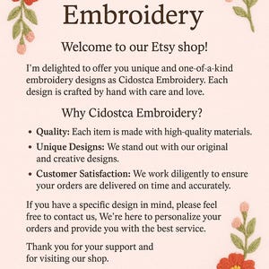 Może przedstawiać: Obraz promocyjny dla Cidostca Embroidery, zawierający tekst i akcenty haftu kwiatowego. Tekst wita odwiedzających sklep Etsy, podkreślając unikalne, ręcznie robione wzory haftu. Obraz zawiera brzoskwiniowe tło z pomarańczowymi i r&oacute;żowymi akcentami kwiatowymi.