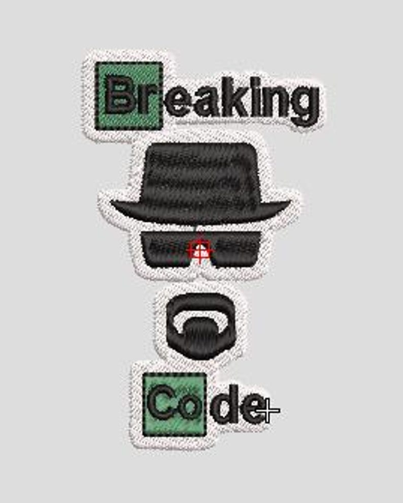 Może przedstawiać: Haftowana naszywka z napisem "Breaking Code" i wizerunkiem czarnego kapelusza, okular&oacute;w przeciwsłonecznych i brody. Naszywka ma białą obw&oacute;dkę i zielone akcenty. Projekt nawiązuje do popularnego serialu telewizyjnego.