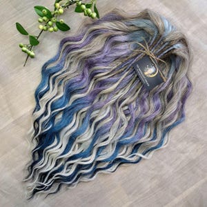 Rizos sintéticos cepillables color rubio índigo (rastas normales, trenzas en el medio o con efecto push-up)