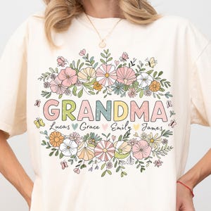 Comfort Colors® Personalized Wildflower Grandma Shirt, Custom Floral Mama Shirt, Nana Gigi Grandma Floral Tee Mother&#39;s Day Gifts for Grandma