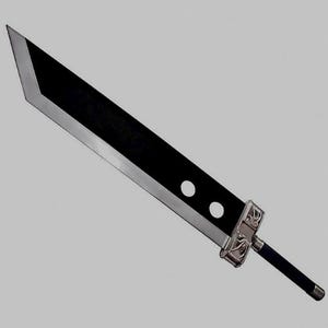 Pode incluir: Uma espada grande preta e prateada com uma l&acirc;mina retangular e dois recortes circulares. O punho &eacute; preto com detalhes prateados. A l&acirc;mina tem aproximadamente 102 cm de comprimento.