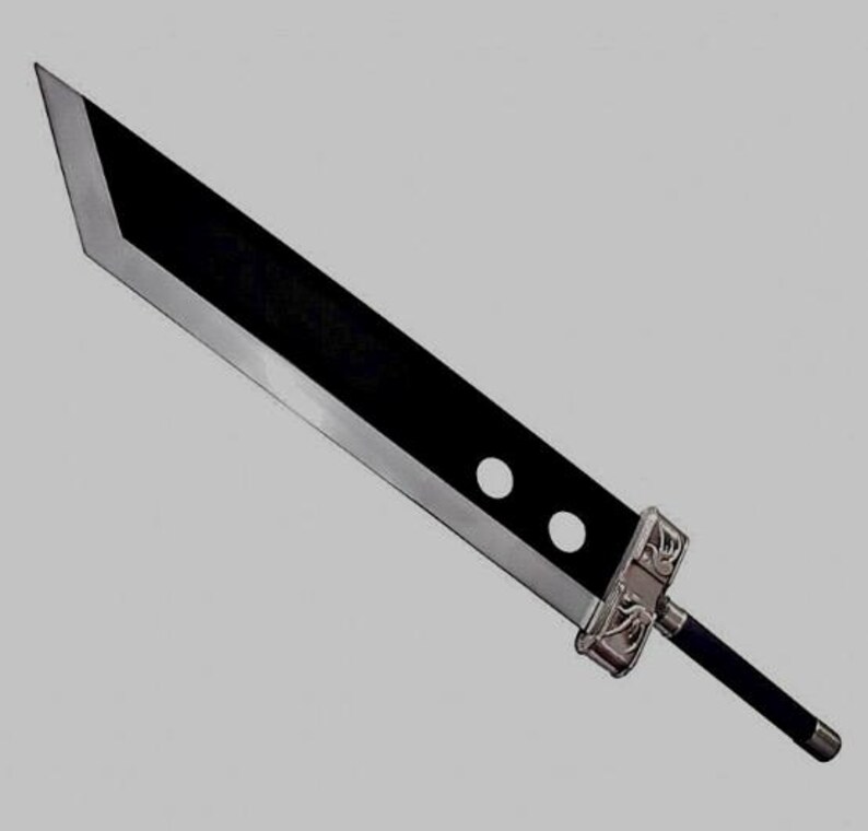 Pode incluir: Uma espada grande preta e prateada com uma l&acirc;mina retangular e dois recortes circulares. O punho &eacute; preto com detalhes prateados. A l&acirc;mina tem aproximadamente 102 cm de comprimento.