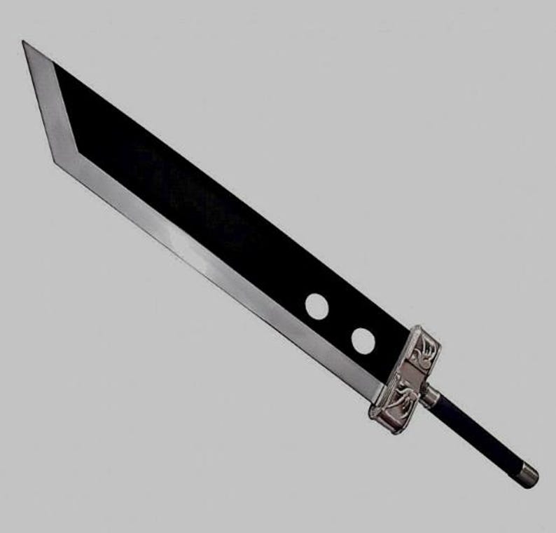 Pode incluir: Uma espada grande e preta com borda prateada e dois recortes circulares. O punho &eacute; preto com uma guarda decorativa prateada. A l&acirc;mina tem aproximadamente 122 cm de comprimento.