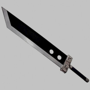 Pode incluir: Uma espada grande preta e prateada com uma l&acirc;mina retangular. A l&acirc;mina tem uma borda prateada e dois recortes circulares. O punho &eacute; prateado com detalhes ornamentados e uma pega preta.