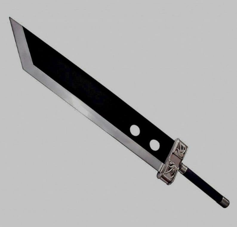 Pode incluir: Uma espada grande preta e prateada com uma l&acirc;mina retangular. A l&acirc;mina tem uma borda prateada e dois recortes circulares. O punho &eacute; prateado com detalhes ornamentados e uma pega preta.