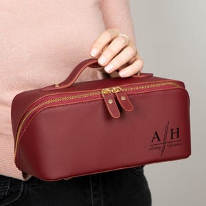 Trousse de maquillage en cuir | Trousse à cosmétiques à personnaliser pour le voyage, Organiseur d'articles de toilette gravé, Cadeau pour elle, Trousse de demoiselle d'honneur, Trousse à cosmétiques pour femme
