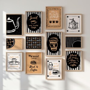 Op de afbeelding: Een verzameling ingelijste kunstafdrukken met een koffiethema. De prints tonen koffiepotten, kopjes en inspirerende citaten in zwart en wit, met accenten in bruin en goud. De kunstwerken worden op een witte muur gepresenteerd.