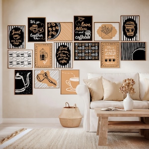 Può includere: Una collezione di stampe artistiche incorniciate a tema caffè in bianco, nero e beige. Le stampe presentano tazze di caffè, chicchi di caffè e testo come "love letters and coffee". L'opera d'arte è esposta sopra un divano bianco.