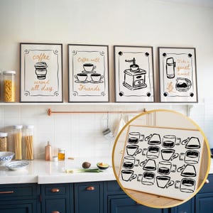 Könnte beinhalten: Ein Satz von vier gerahmten Schwarz-Weiß-Kunstdrucken zum Thema Kaffee. Die Drucke zeigen Kaffeetassen, eine Kaffeemühle und Text wie "Coffee served all day". Ein gerahmter Druck mit Kaffeetassen-Illustrationen befindet sich im Vordergrund.