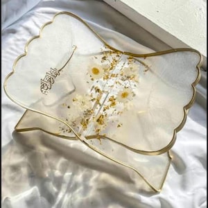 Suporte para Alcorão em resina feito à mão: caligrafia árabe, detalhes dourados e flores secas