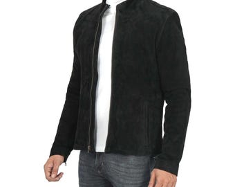 Peut inclure: Une veste en daim noir avec une fermeture éclair et un col montant.