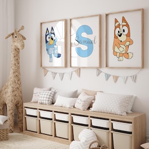 Benutzerdefinierte Bluey Hunde Wandkunst 3er-Set Drucke Personalisierte Name Kinder Zimmer Dekor animierte Charaktere Kinderzimmer Familie Spaß druckbare digitale Kunst