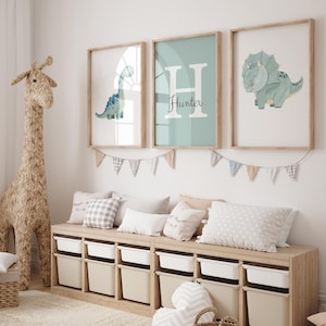 Juego de 3 impresiones de arte de pared con iniciales de dinosaurio bebé personalizado, letras personalizadas, nombre, decoración de guardería, arte digital imprimible de animales prehistóricos