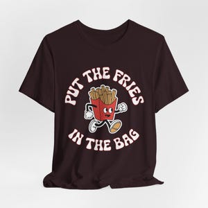 Włóż frytki do torby T-shirt Zabawna koszulka z grafiką Fast Food Koszulka z czcionką Retro Hot Rod Koszulka z kreskówkowymi frytkami Koszulka Vintage Diner Estetyka